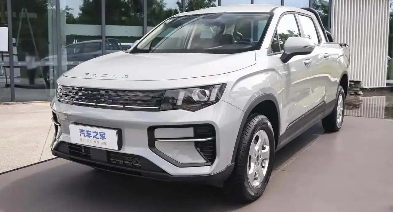 Caminhonete Radar RD6 Híbrida plug-in prata parada de frente