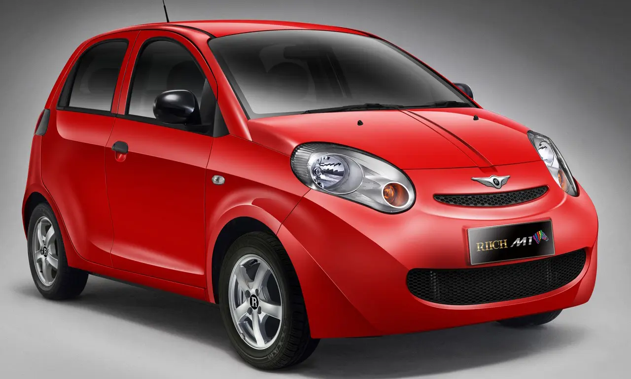 Chery S18 vermelho parado de frente com fundo neutro