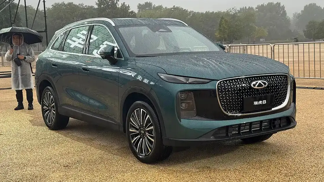 Chery Tiggo 8 2026 verde de frente na chuva