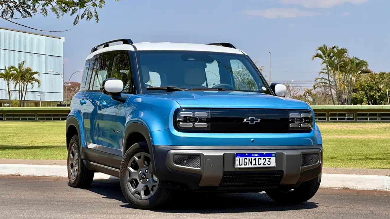 Chevrolet Spark EUV azul com o teto branco parado de frente