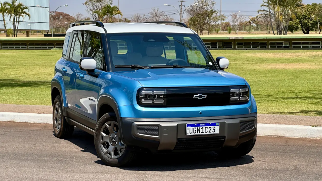 Chevrolet Spark EUV azul com o teto branco parado de frente