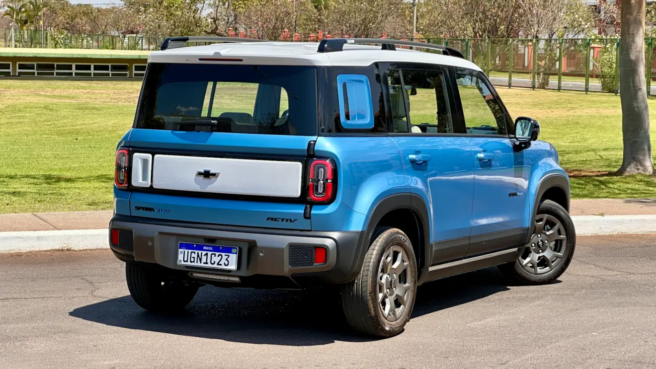 Chevrolet Spark EUV azul com teto branco