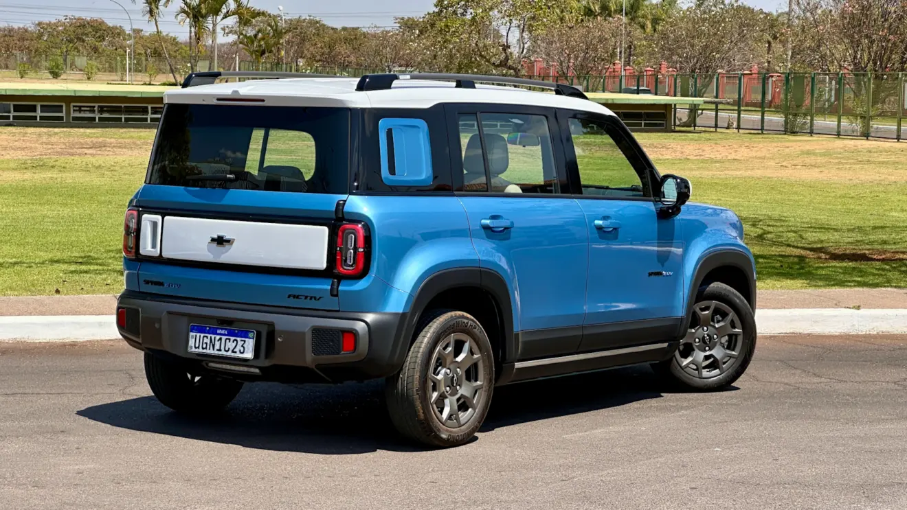 Chevrolet Spark EUV azul com o teto branco parado de traseira