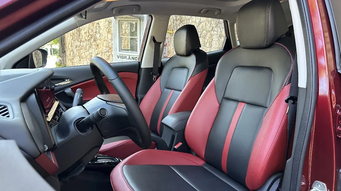 Bancos dianteiros do Chevrolet Tracker RS 2026