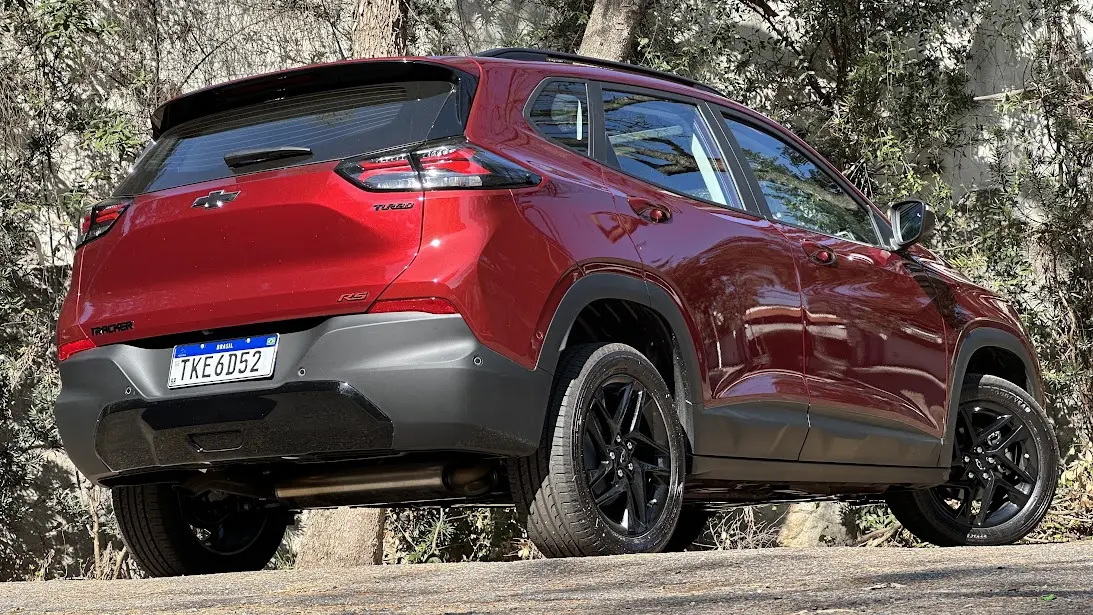 Chevrolet Tracker RS 2026 vermelho parado de traseira