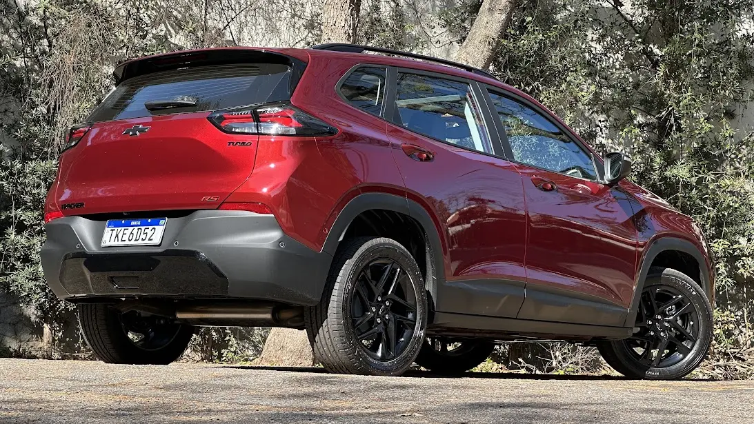 Chevrolet Tracker RS 2026 vermelho parado de traseira com árvores ao fundo