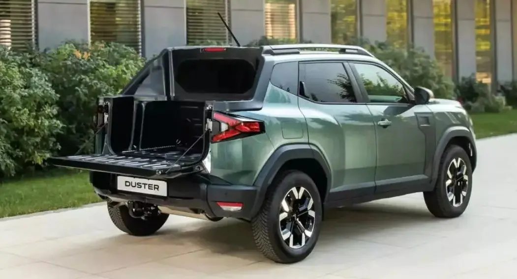 Dacia Duster Pick-Up verde com caçamba encurtada parada de traseira