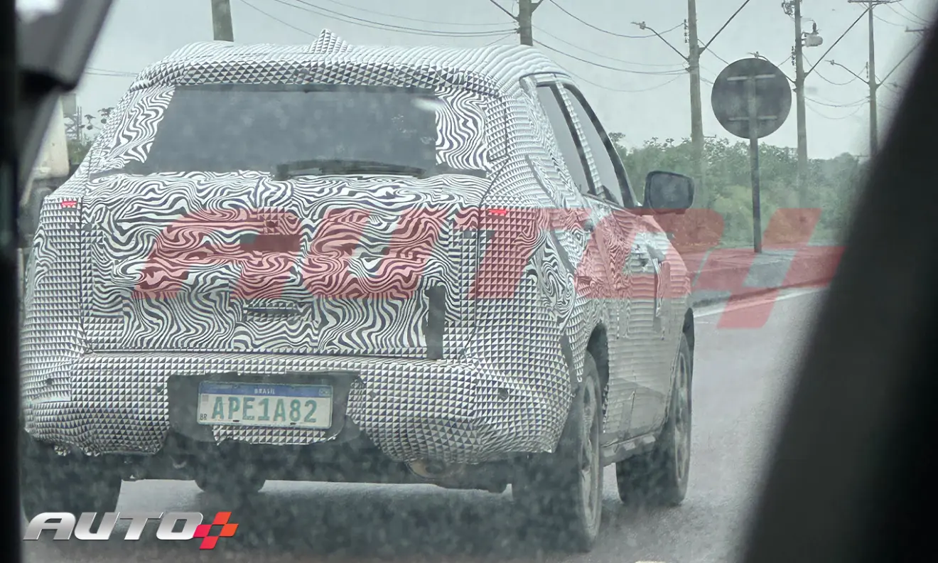 flagra nissan kait 2026 de traseira com camuflagem