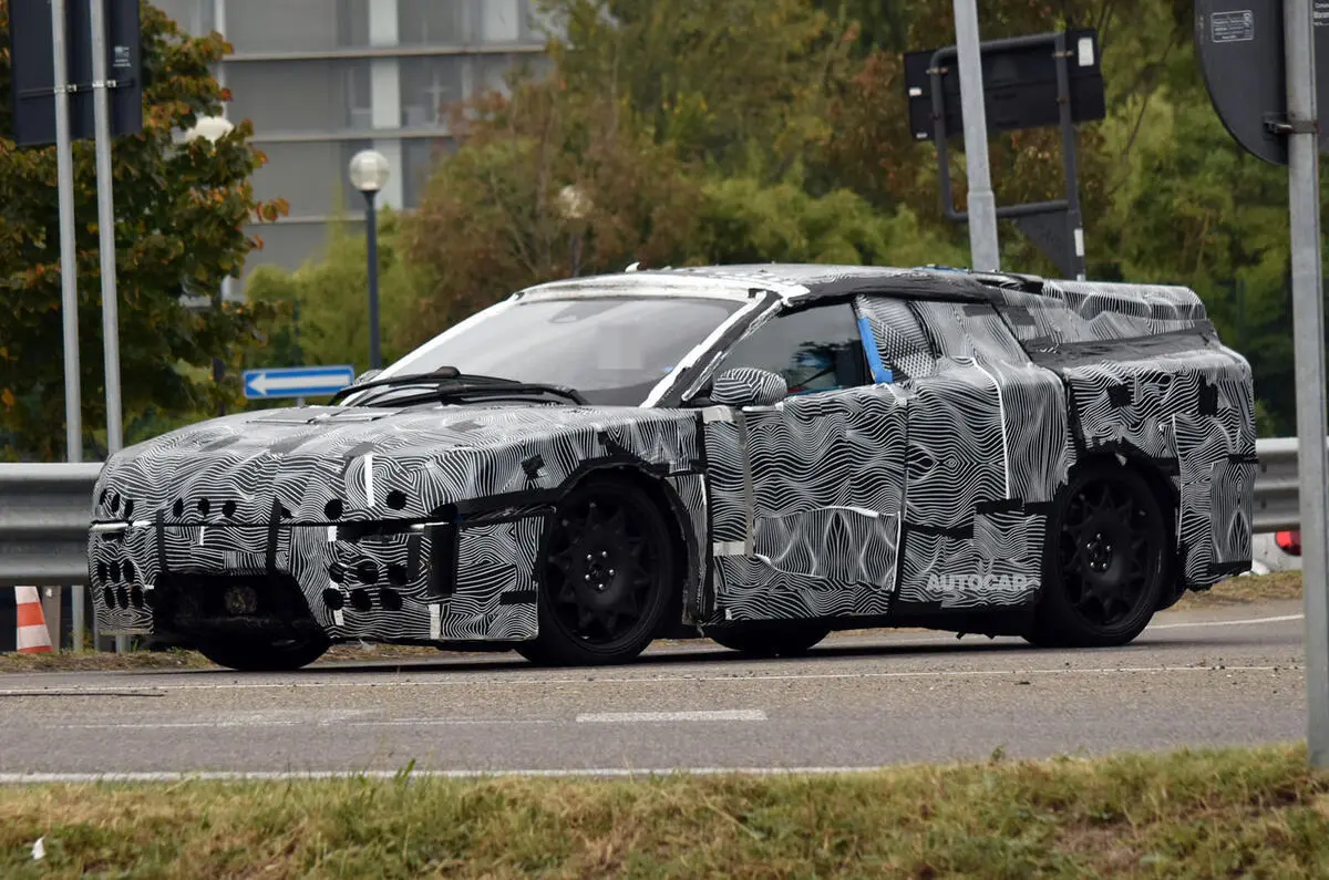 Ferrari EV camuflada de frente andando na cidade