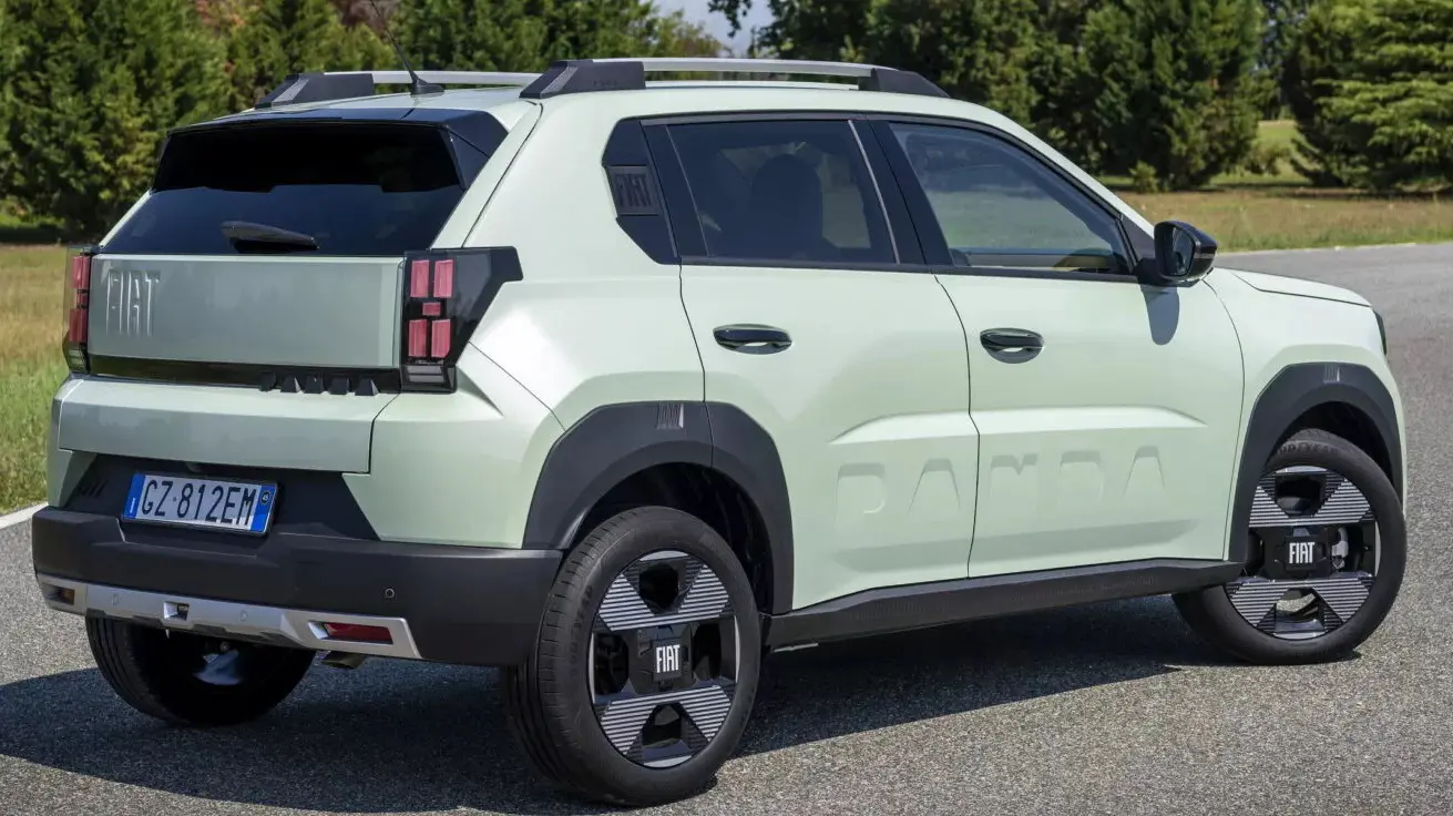 Fiat Grande Panda claro visto de trás