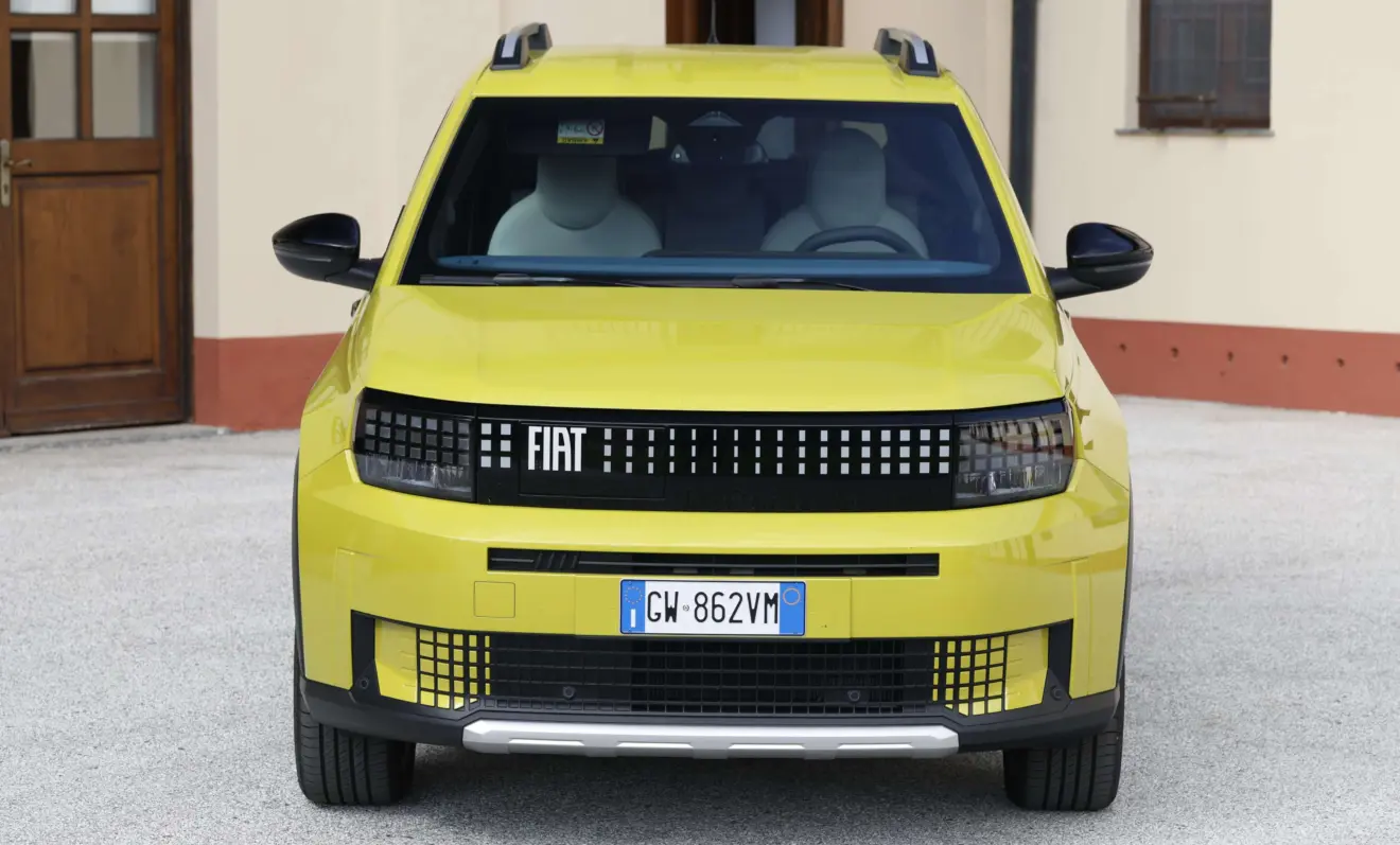 Fiat Grande Panda amarelo de frente andando na pista