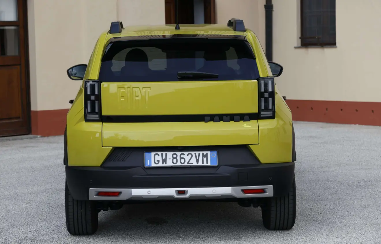 Fiat Grande Panda amarelo de traseira