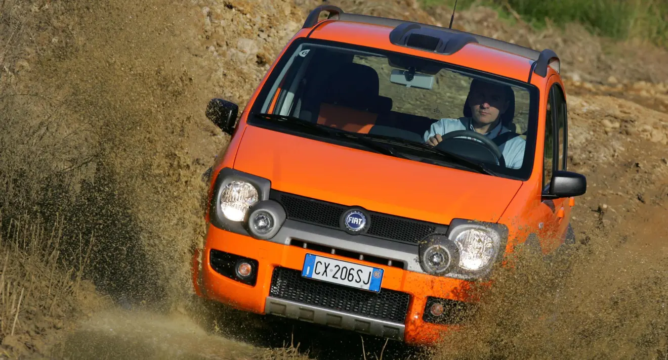 Fiat Panda Cross laranja de frente no fora de estrada