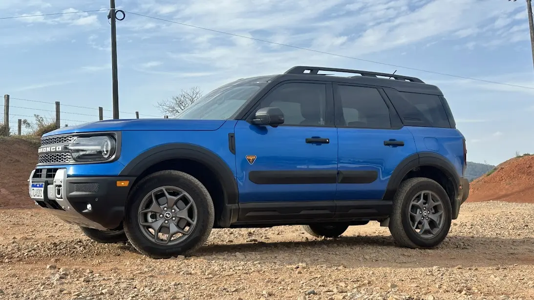 Ford Bronco Sport Badlands azul parado de lateral na estrada de terra