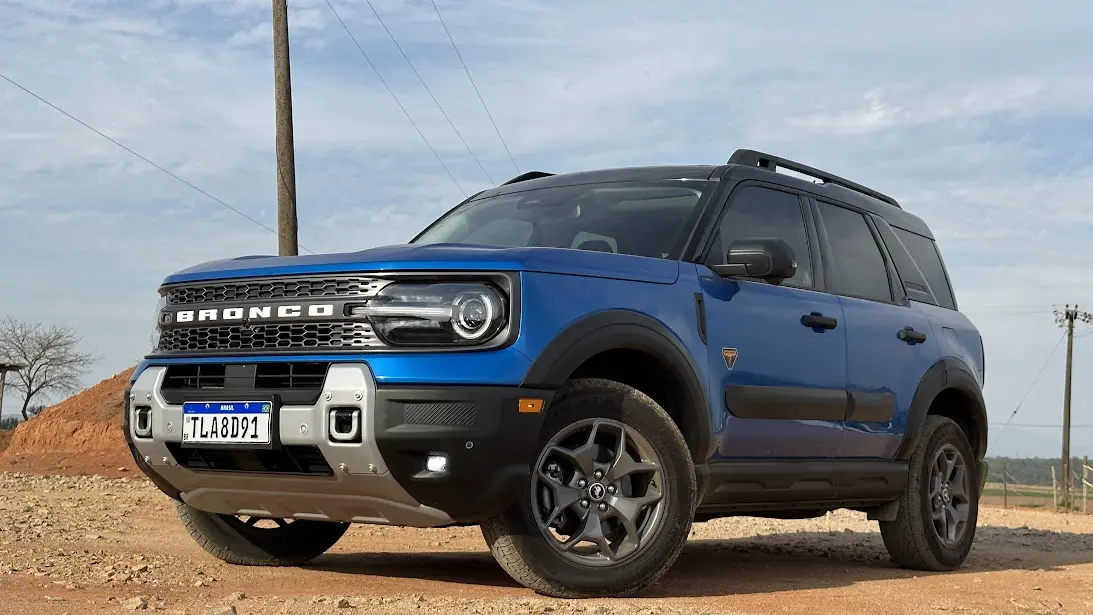A beleza do design quadrado do Ford Bronco Sport Badlands azul parado de frente na estrada de terra