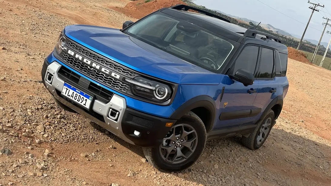 Ford Bronco Sport Badlands azul parado de frente e visto do alto