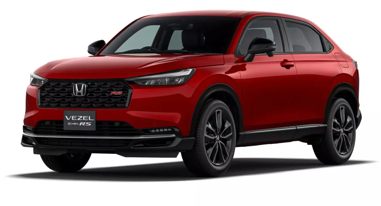 Honda HR-V RS e:HEV vermelho parado de frente com fundo neutro