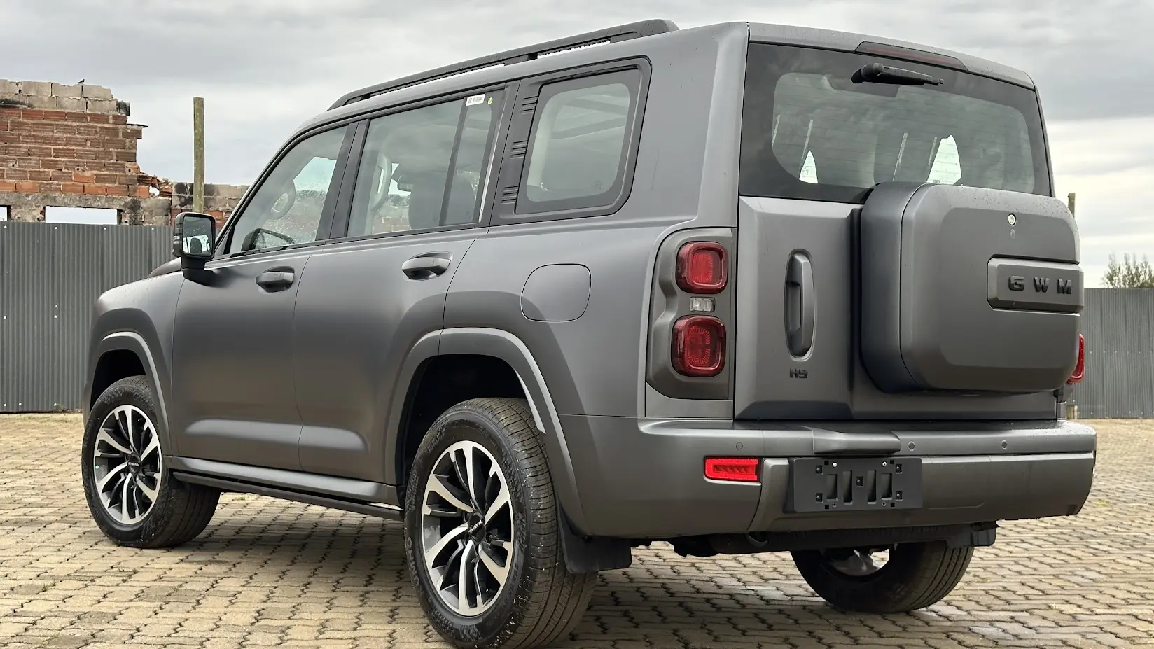 GWM Haval H9 cinza fosco parado de traseira