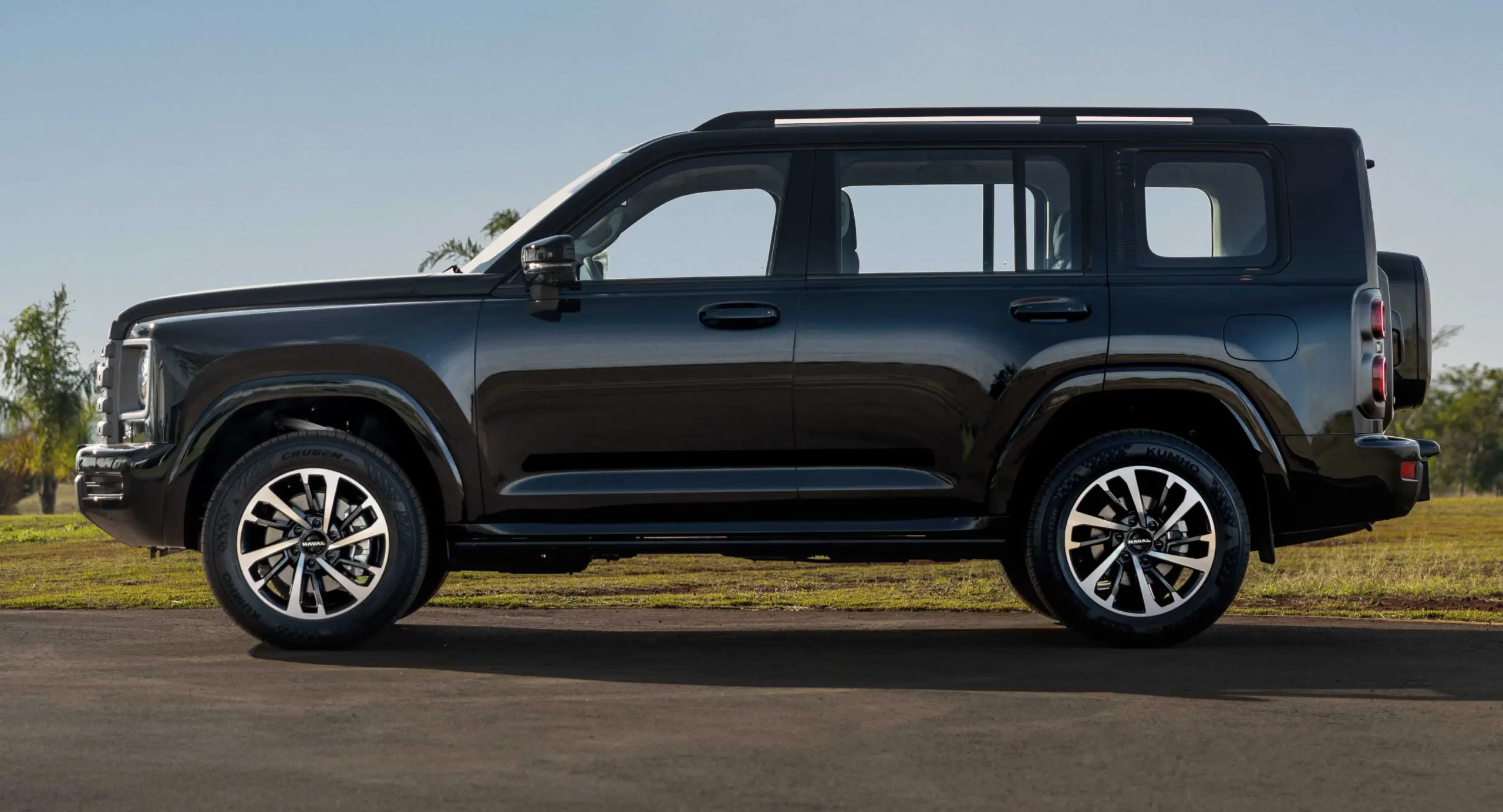 GWM Haval H9 preto parado de lateral