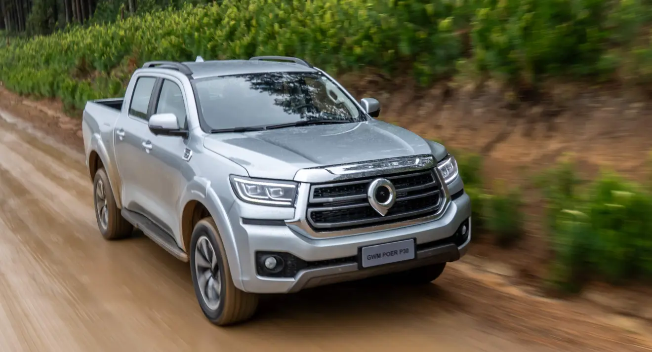 GWM Poer P30 prata de frente andando no fora de estrada
