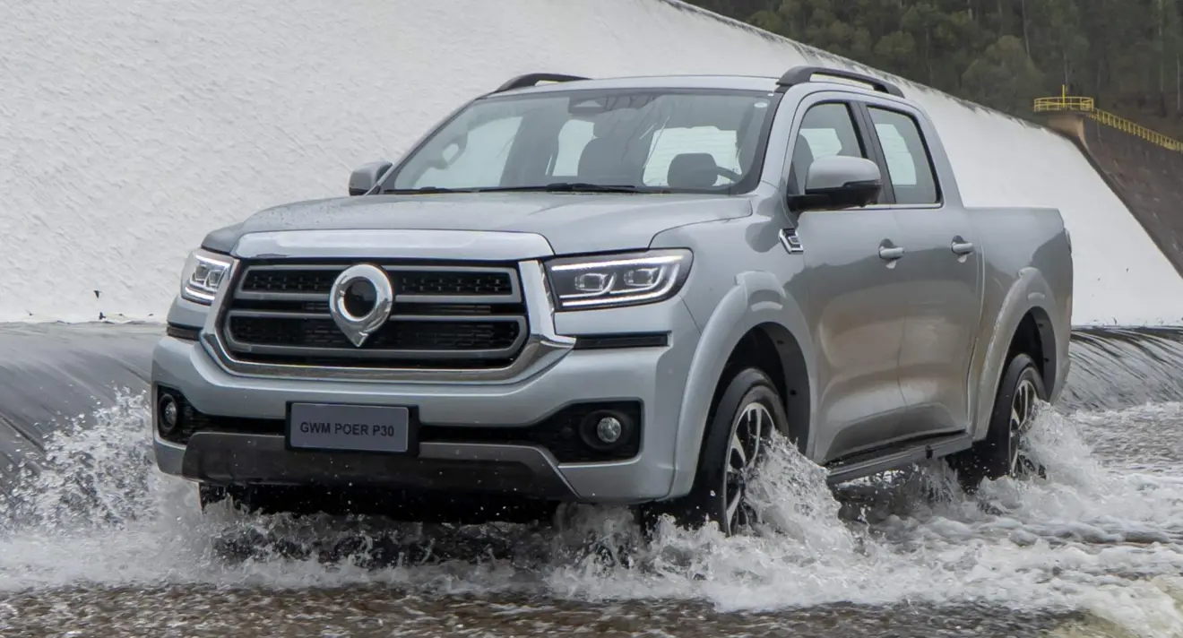 GWM Poer P30 prata de frente andando na água