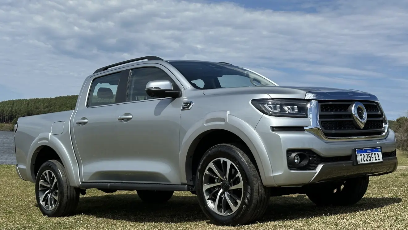 GWM Poer P30 Exclusive prata estacionada de frente na grama