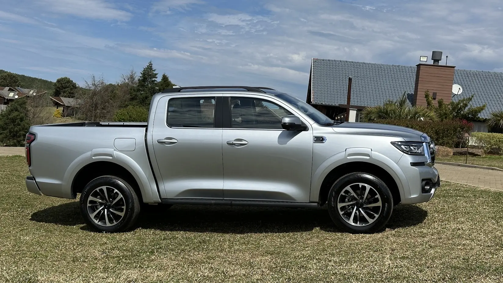 GWM Poer P30 Exclusive prata estacionada de lateral na grama