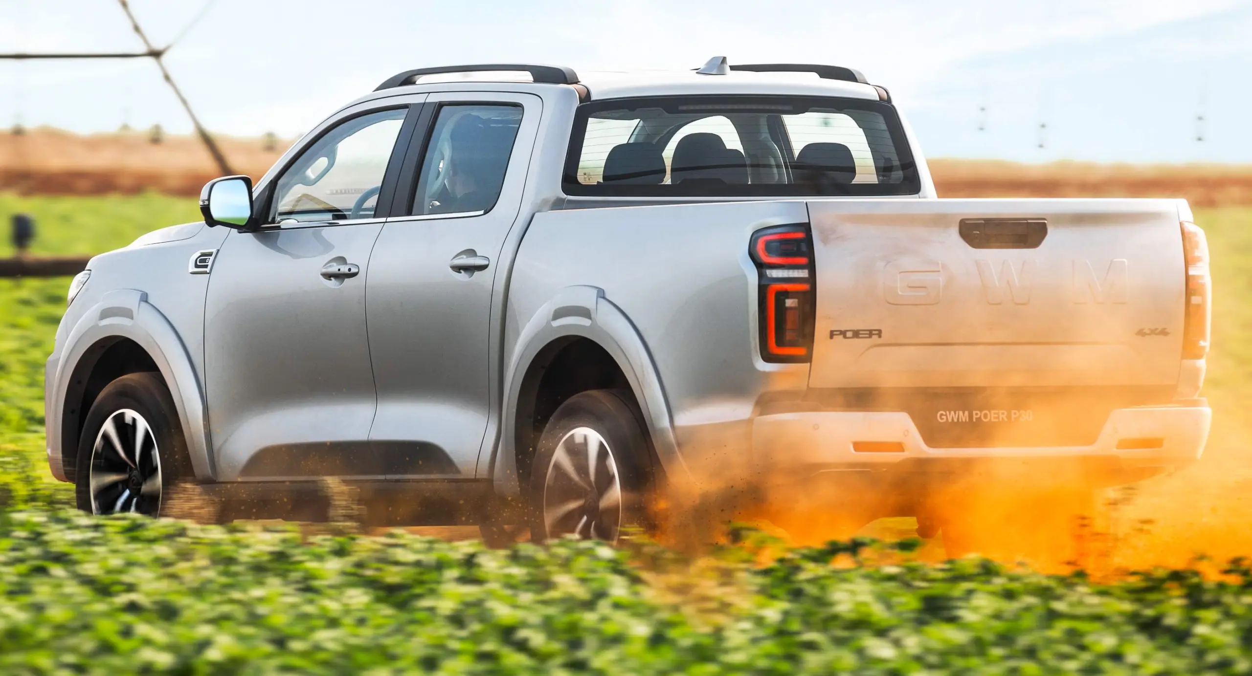 GWM Poer P30 prata de traseira andando no fora de estrada