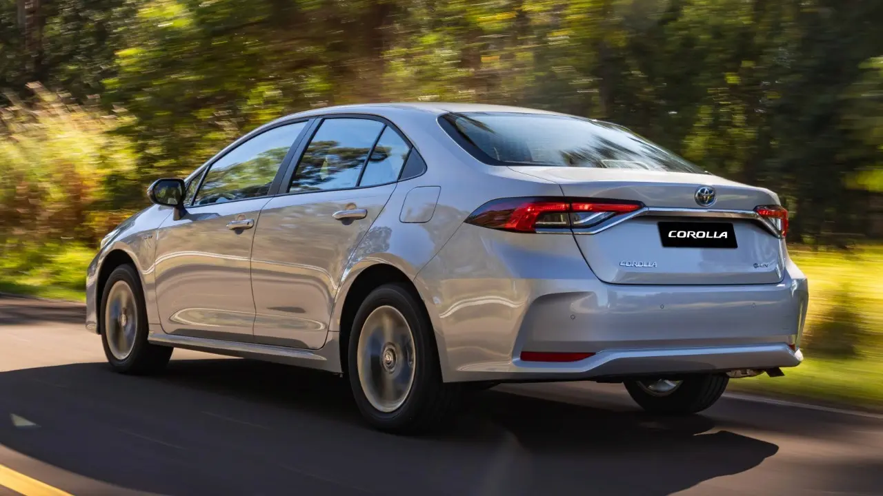 Toyota Corolla GLi Hybrid prata em movimento de lado