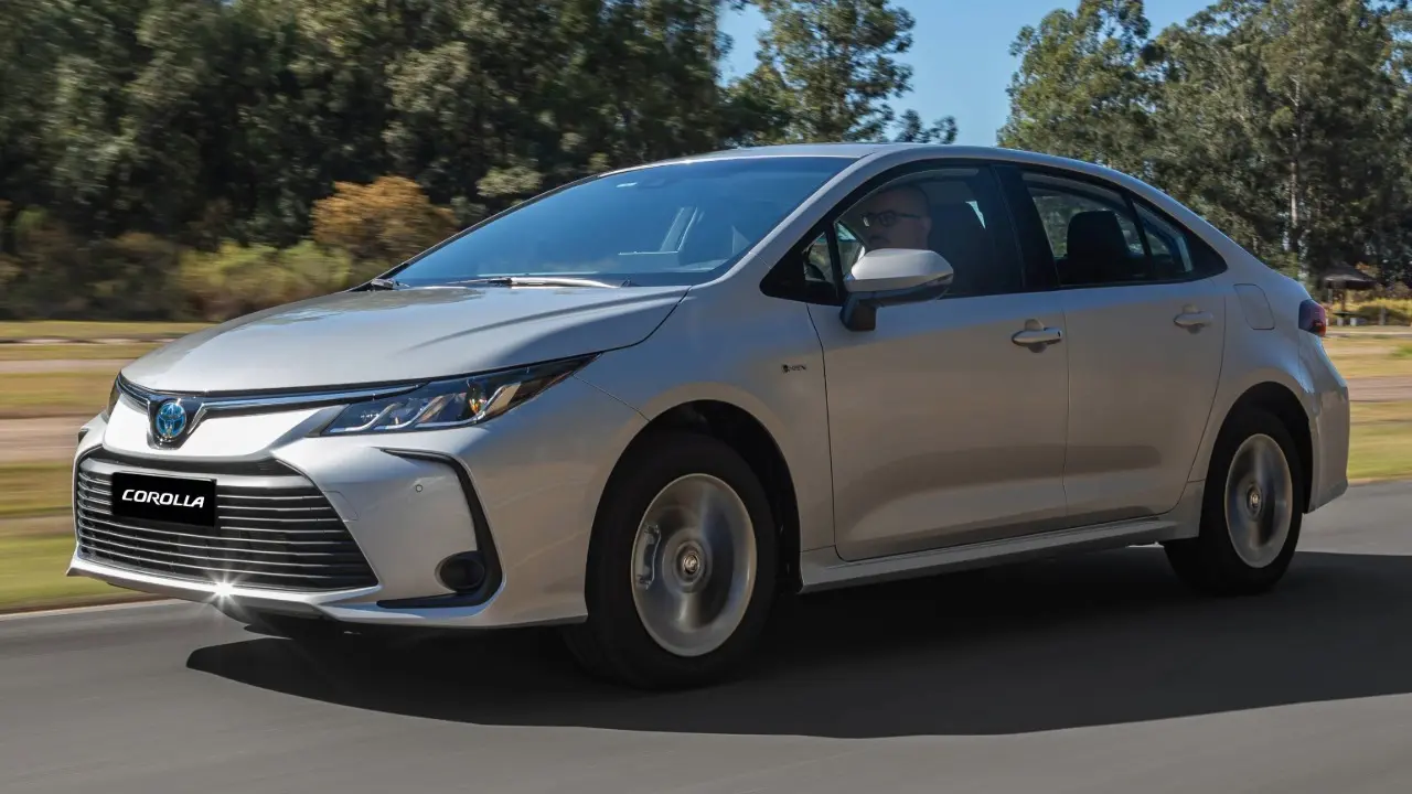 Toyota Corolla GLi Hybrid prata em movimento de lado