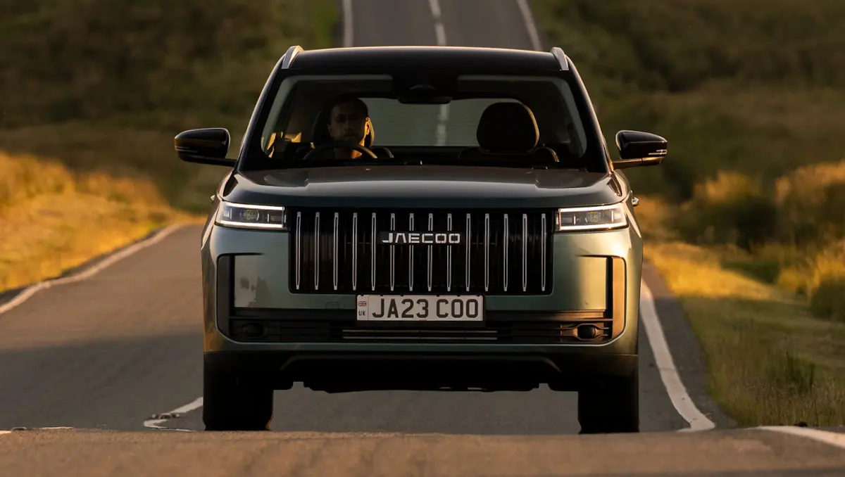 Jaecoo 5 verde de frente andando na estrada