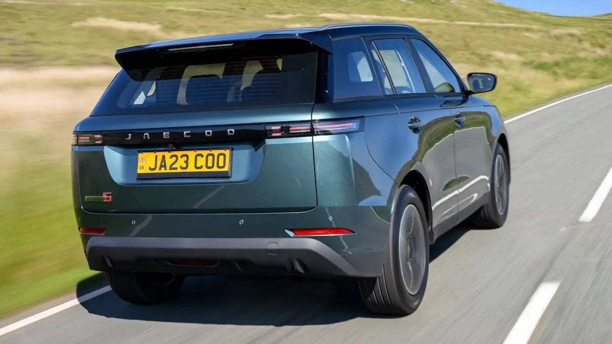 Jaecoo 5 verde de traseira