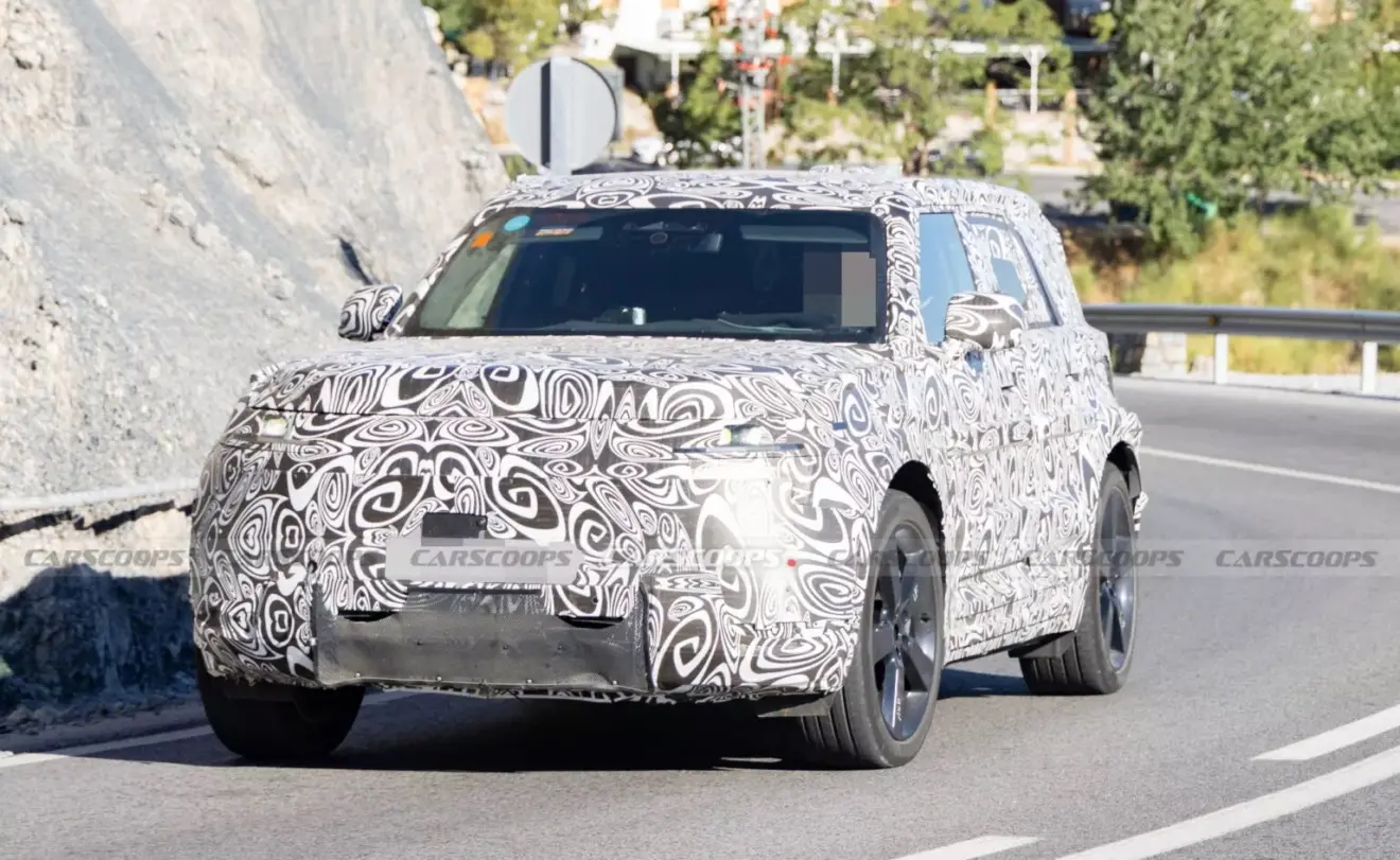 protótipo de Mini Land Rover Defender camuflado de preto e branco visto de frente