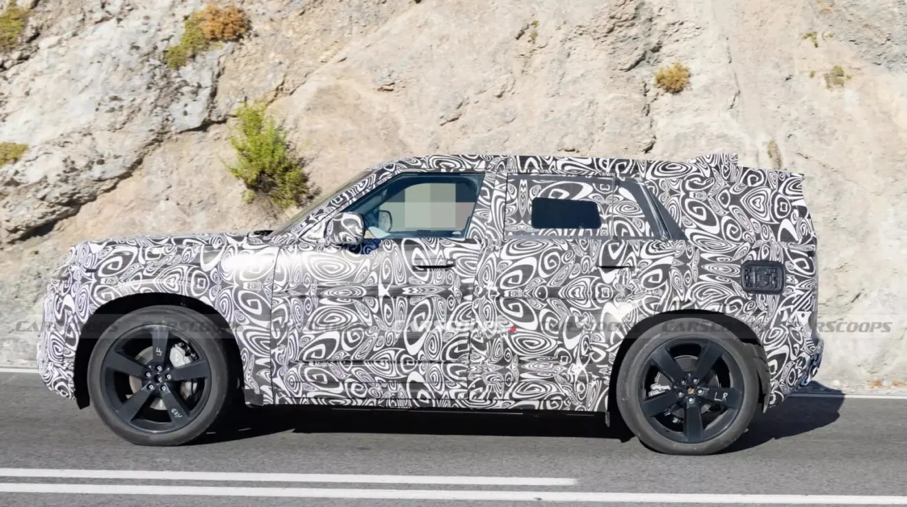 protótipo de Mini Land Rover Defender camuflado de preto e branco visto de lado