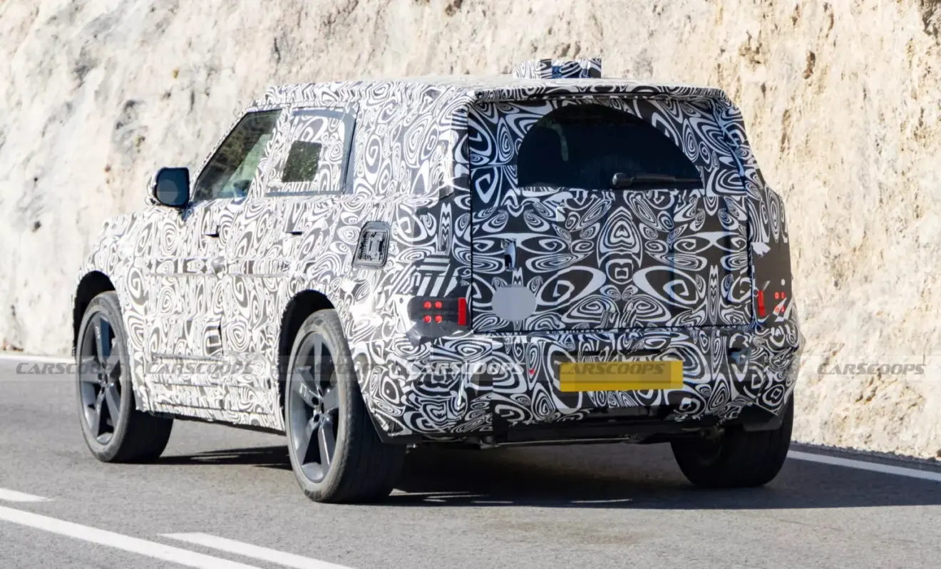 protótipo de Mini Land Rover Defender camuflado de preto e branco visto de trás