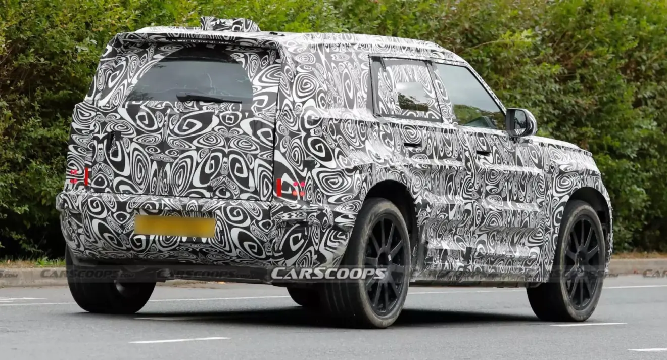 JLR prepara novo SUV menor que o Defender de traseira andando na estrada