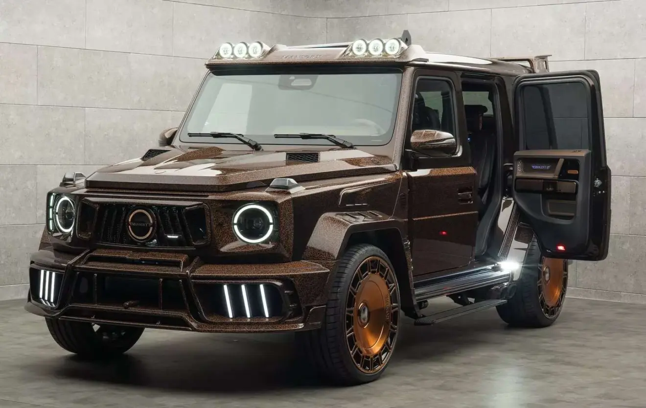 Mercedes-Benz Classe G modificado pela Mansory parado de frente