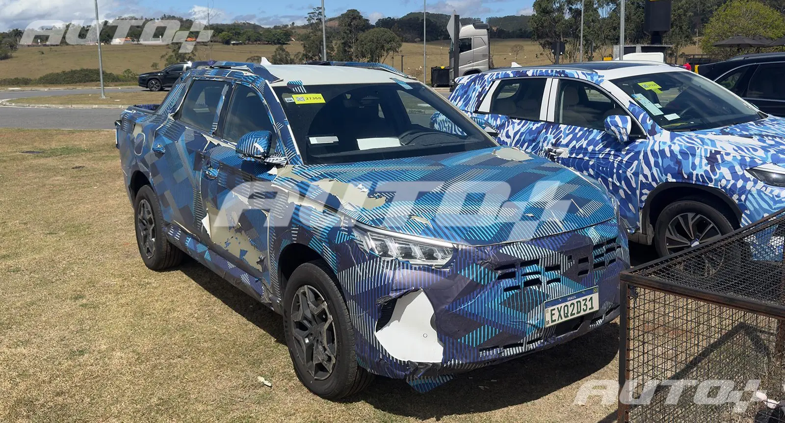 Nova caminhonete intermediária da BYD camuflada parada de frente