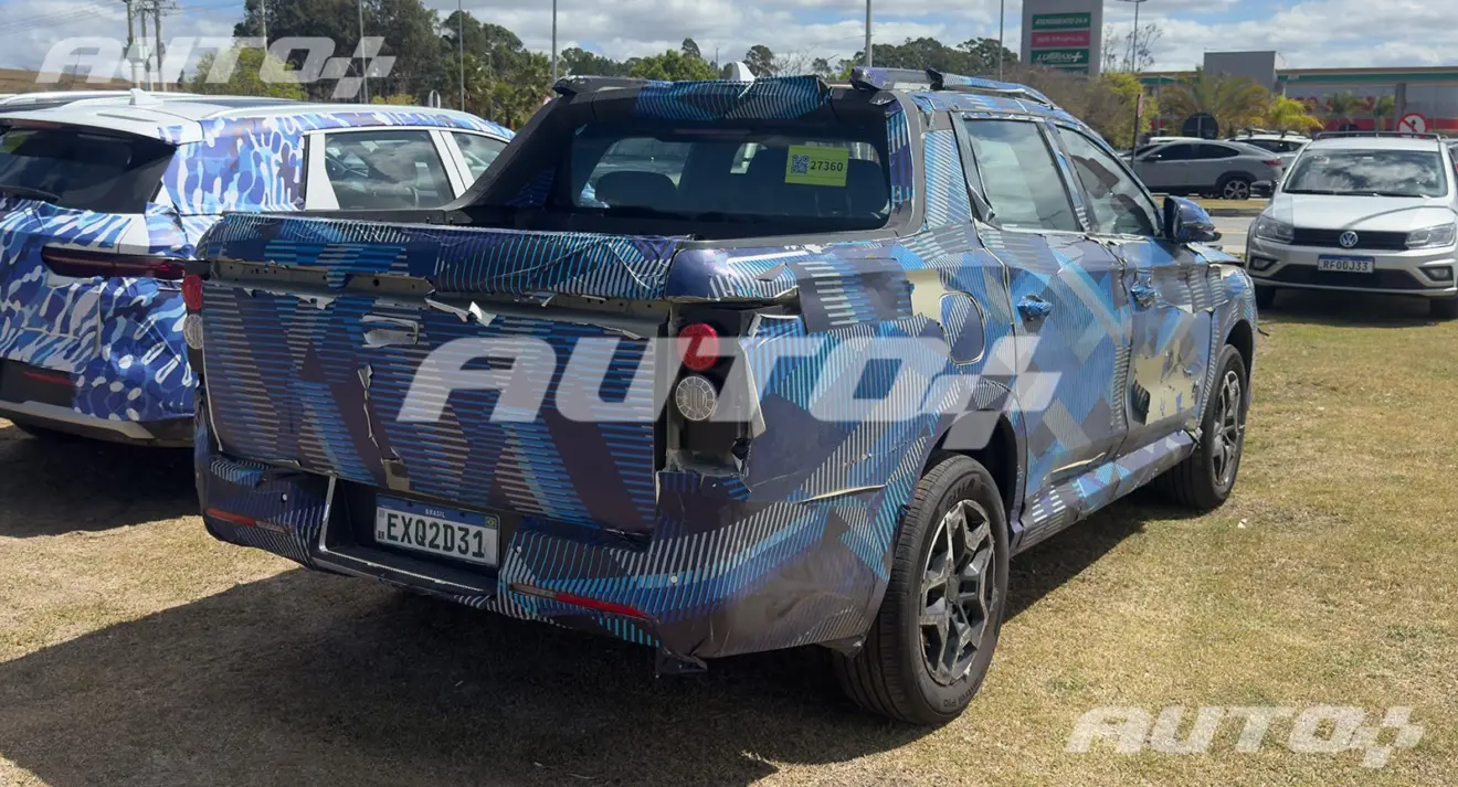 Nova caminhonete intermediária da BYD camuflada parada de traseira