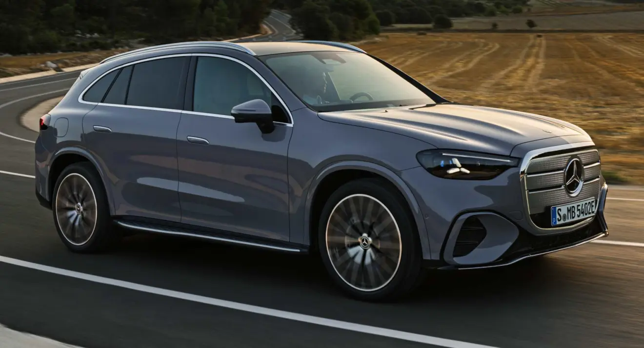 Novo Mercedes-Benz GLC elétrico cinza escuro em movimento na estrada