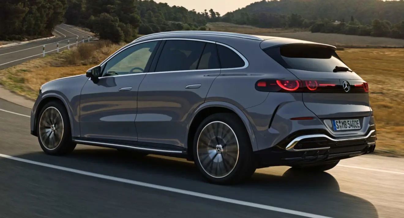 Novo Mercedes-Benz GLC elétrico cinza escuro em movimento de traseira na estrada