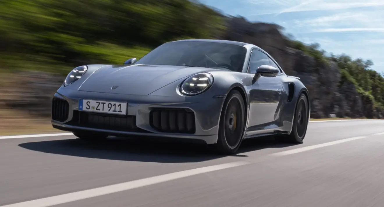 Novo Porsche 911 992.2 Turbo S cinza de frente em movimento na estrada