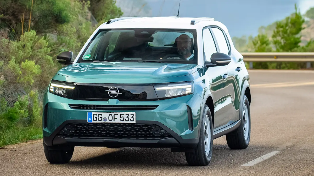 Opel Frontera azul com teto branco de frente