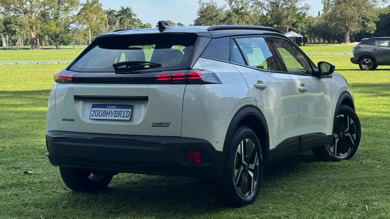 Peugeot 2008 Hybrid branco de traseira estático no gramado