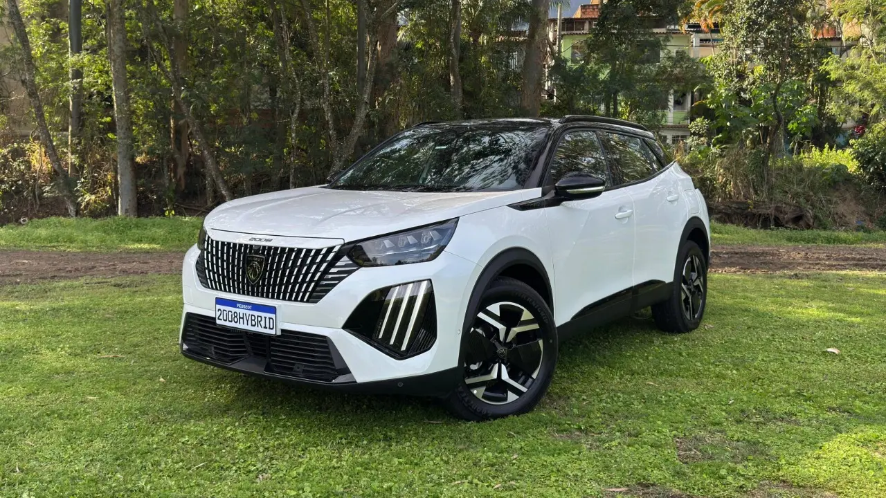 Peugeot 2008 Hybrid branco de lado estático no gramado