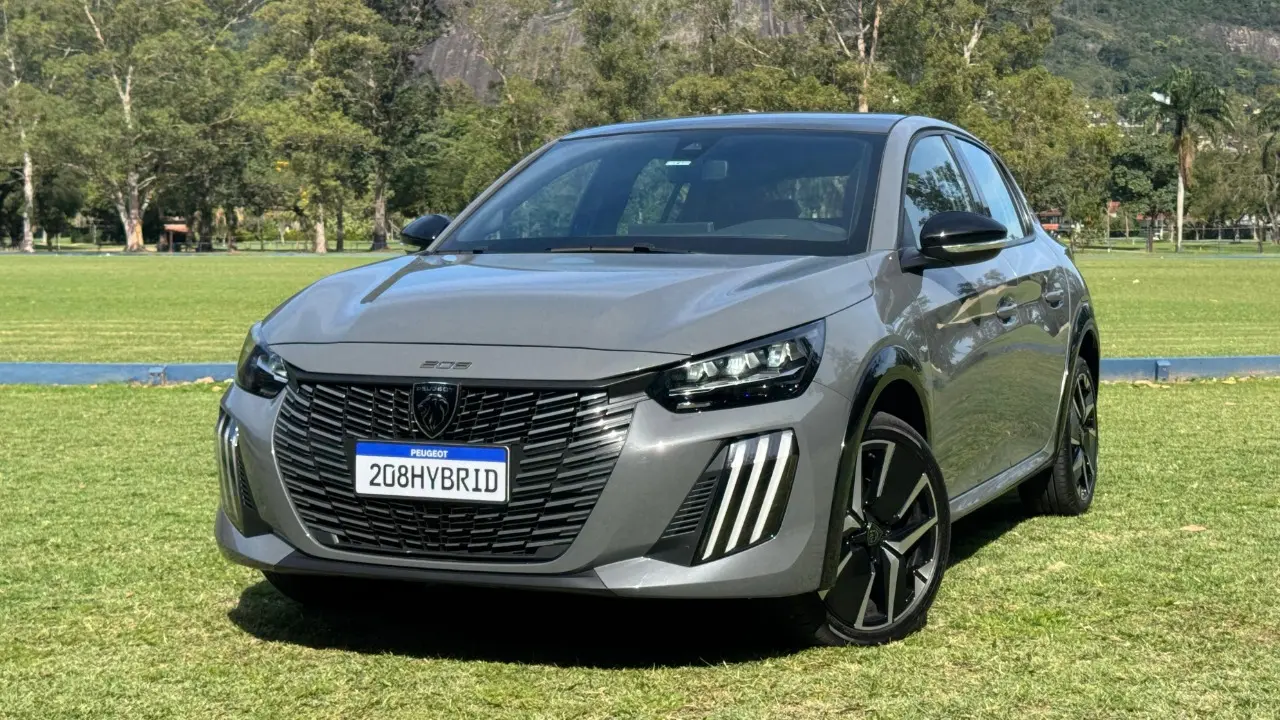 Peugeot 208 Hybrid na cor cinza escuro no gramado estático