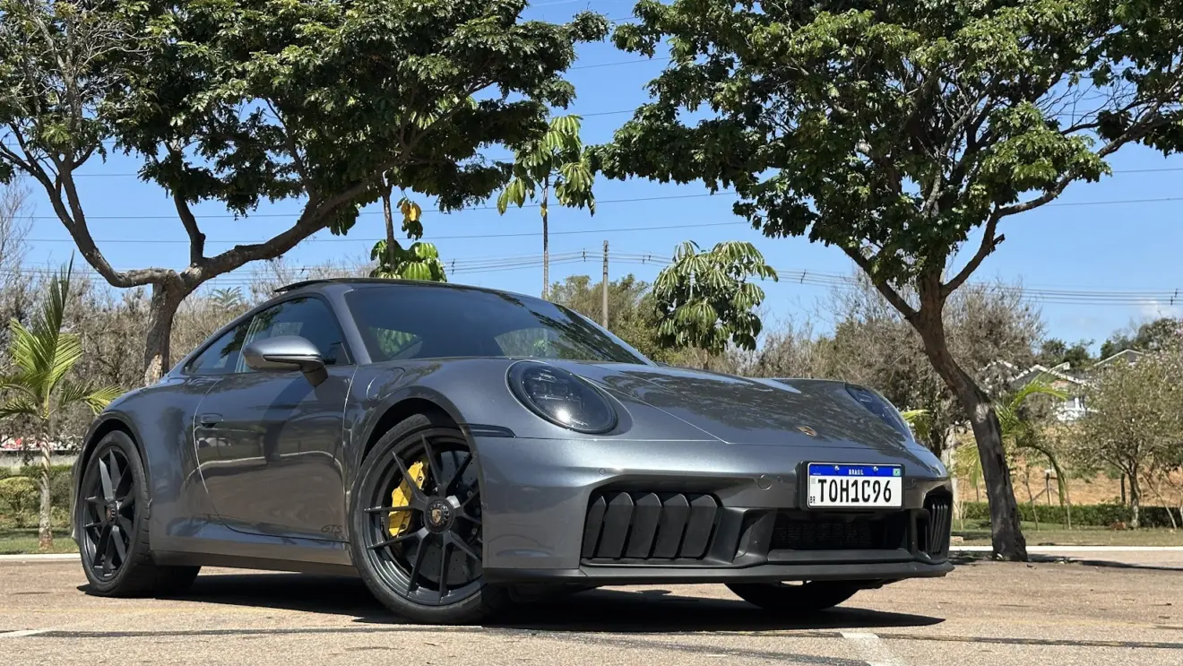 Porsche 911 Carrera GTS cinza parado de frente