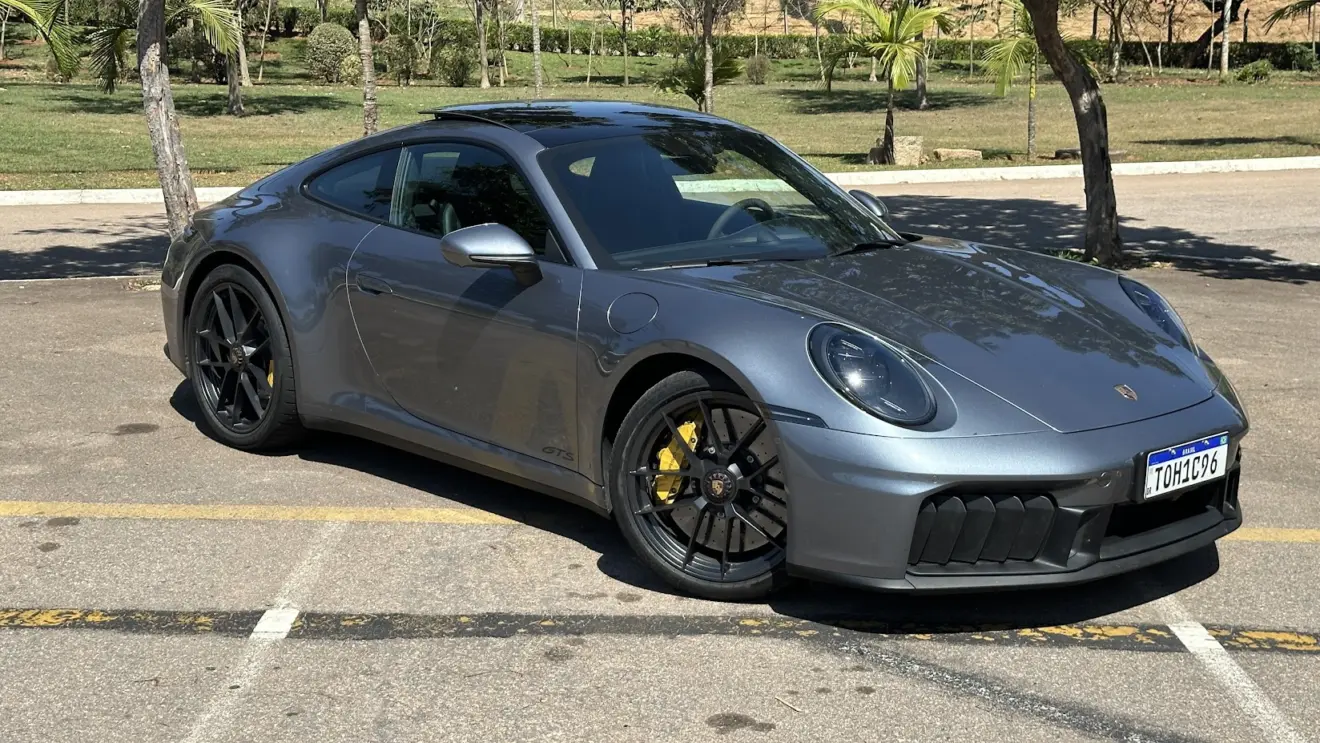 Porsche 911 Carrera GTS cinza visto do alto
