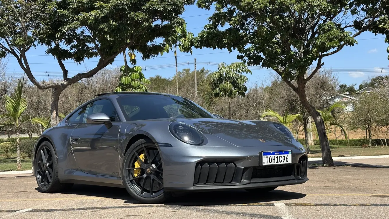 Porsche 911 Carrera GTS cinza parado de frente
