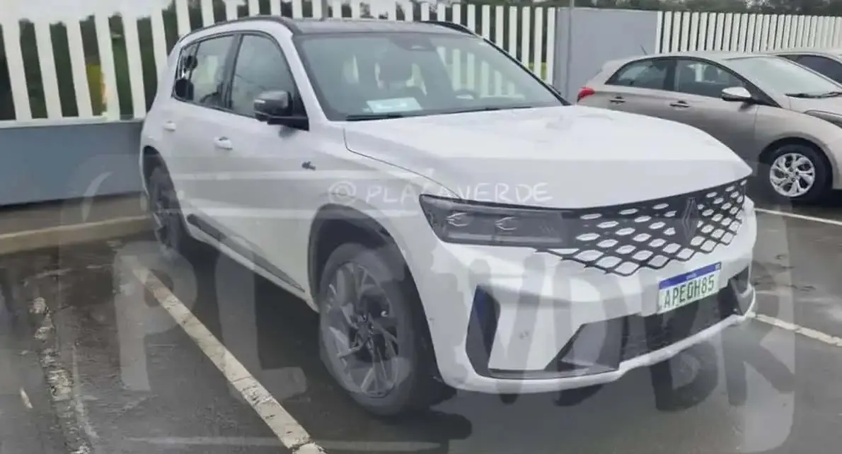 Renault Grand Koleos branco parado de frente flagrado no Brasil